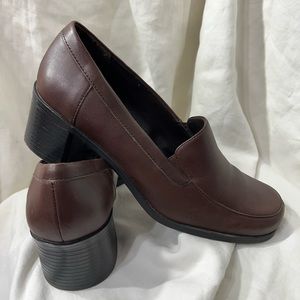 Croft & Barrow Ladys Leather Upper W/ Rubber 2” Inch Heels. This Shoe is Amazing